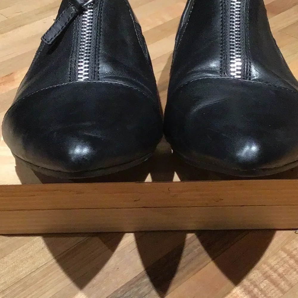 Tahari Dominique Black Low Wedge Heel Shoe Size 7